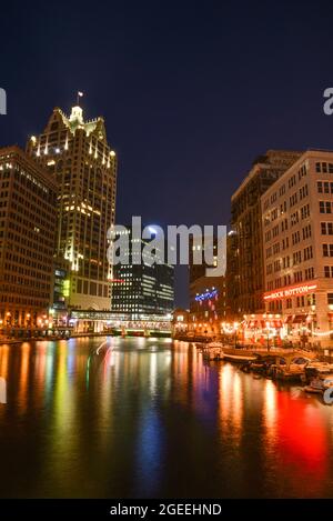 Vista notturna del lungofiume di Milwaukee, un sentiero pedonale che si snoda lungo il fiume Milwaukee, accanto a ristoranti, negozi, Milwaukee, WISCONSIN, USA Foto Stock