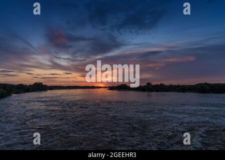 Tramonto sul fiume Elba vicino ad Amburgo. Foto Stock