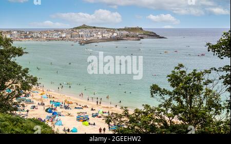 Ammira la spiaggia di Porthminster e St Ives a Cornwall, Regno Unito, il 2 agosto 2021 Foto Stock