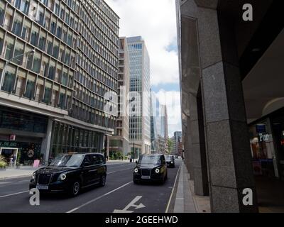 Londra, Grande Londra, Inghilterra, 10 2021 agosto: Taxi su Victoria Street. Foto Stock