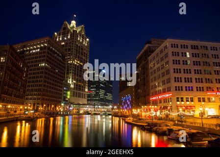 Vista notturna del lungofiume di Milwaukee, un sentiero pedonale che si snoda lungo il fiume Milwaukee, accanto a ristoranti, negozi, Milwaukee, WISCONSIN, USA Foto Stock