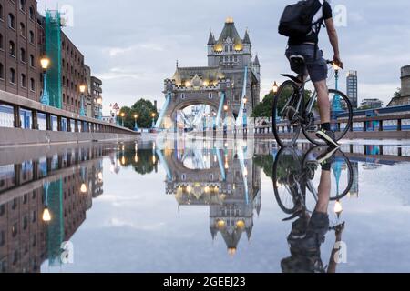 Vista notturna del London Tower Bridge , pieno di acqua alluvione, causando caos per il traffico serale che attraversa il Tamigi Londra Inghilterra UK Foto Stock