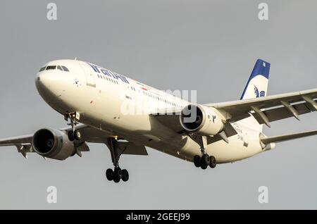 Iran Air Airbus A300 aereo aereo aereo aereo aereo jet EP-IBB che atterra all'aeroporto di Londra Heathrow, Regno Unito. La compagnia aerea della Repubblica islamica dell'Iran Foto Stock