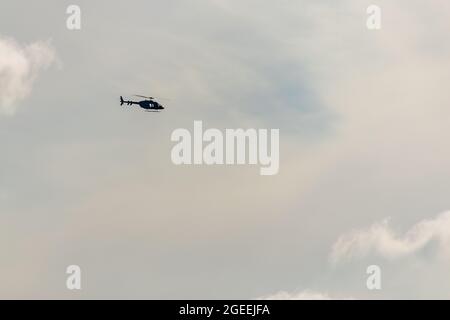 Elicottero che vola su uno sfondo cielo spettacolare. Foto Stock