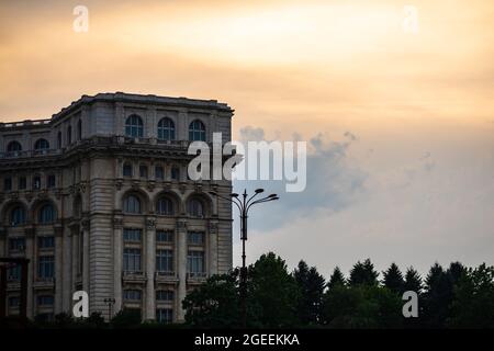 Palazzo del Parlamento di notte, Bucarest, Romania Foto Stock