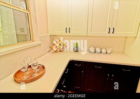 Vari oggetti decoratori nell'angolo cucina Foto Stock