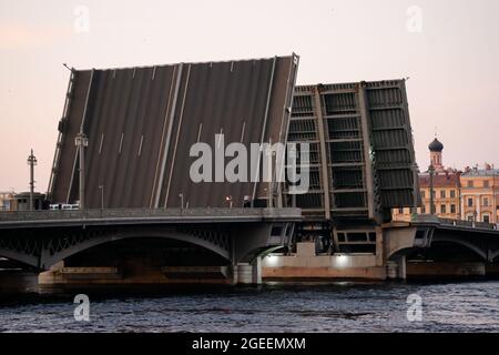Il Ponte dell'Annunciazione è cresciuto durante le notti bianche, San Pietroburgo, Russia Foto Stock