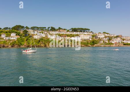 Si affaccia sul fiume Fowey a sud di Fowey da Polruan Castle - Polruan, Cornovaglia, Regno Unito. Foto Stock