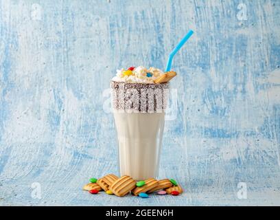 Frullato con latte e biscotto per bambini decorato con zucchero dragato. Foto Stock