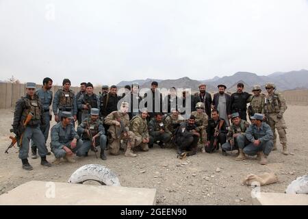 Soldati dell'esercito degli Stati Uniti assegnati al team di consulenza e assistenza delle forze di sicurezza 28, Task Force 3/101, polizia in uniforme afghana, assegnati alla città di Khost, E gli impiegati della direzione nazionale afghana della sicurezza posano per una foto di gruppo dopo aver condotto una piccola gamma di armi da fuoco vivo a Camp Parsa, provincia di Kowst, Afghanistan, 30 gennaio 2013. La gamma ha permesso alle AUP e alle NDS di praticare la loro maestria con le pistole M-9 Beretta e AK-47 fucili. (STATI UNITI Foto dell'esercito di Sgt. Kimberly Trumbull / rilasciato) Foto Stock