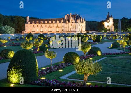Giardino illuminato di Diane de Poitiers e Chateau Chenonceau nella Valle della Loira, Centre, Francia Foto Stock