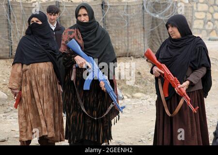 Le donne della polizia uniforme afghana (AUP) si levano in piedi con le pistole fittizie durante il loro addestramento sull'avamposto di combattimento Matun Hill, provincia di Khost, Afghanistan, 25 febbraio 2013. Il corso di formazione della giornata ha insegnato all'AUP come effettuare in sicurezza un arresto del traffico e cercare un veicolo. (STATI UNITI Foto dell'esercito di Sgt. Kimberly Trumbull/rilasciato) Foto Stock