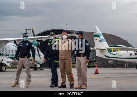 Bogota, Colombia. 19 ago 2021. Immagini di Yamit picon Rodriguez alias 'CHONCHAa' membro della ELN Guerrilla scortato dalla polizia Interpol e dalla polizia colombiana prima della loro estradizione negli Stati Uniti, nella base militare CATAM a Bogotà, Colombia il 19 agosto 2021. Credit: Long Visual Press/Alamy Live News Foto Stock