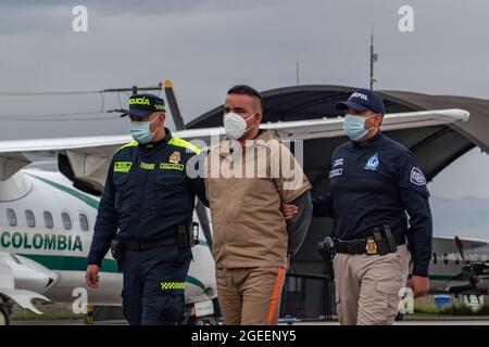 Bogota, Colombia. 19 ago 2021. Immagini di Yamit picon Rodriguez alias 'CHONCHAa' membro della ELN Guerrilla scortato dalla polizia Interpol e dalla polizia colombiana prima della loro estradizione negli Stati Uniti, nella base militare CATAM a Bogotà, Colombia il 19 agosto 2021. Credit: Long Visual Press/Alamy Live News Foto Stock