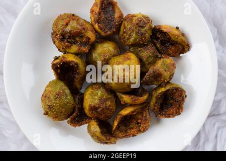 Gustosa Goonda o Gunde ki sabzi conosciuto anche come gumberry o colla ortaggi di bacche casa cucinata con masala indiano. Piatto laterale di frutta sabji di stagione mangiato wit Foto Stock