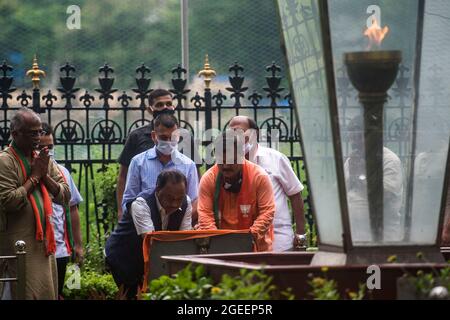 Mumbai, India. 19 agosto 2021. MUMBAI, INDIA - 19 AGOSTO: Il Ministro dell'Unione delle MSME Narayan Rane rende omaggio al fondatore di Shiv Sena, il tardo Balasaheb Thackeray, nel suo memoriale a Shivaji Park, davanti al suo due giorni Jan Ashirwad Yatra dalla città, a Dadar, il 19 agosto 2021 a Mumbai, India. (Foto di Pratik Chorge/Hindustan Times/Sipa USA) Credit: Sipa USA/Alamy Live News Foto Stock