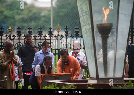 Mumbai, India. 19 agosto 2021. MUMBAI, INDIA - 19 AGOSTO: Il Ministro dell'Unione delle MSME Narayan Rane rende omaggio al fondatore di Shiv Sena, il tardo Balasaheb Thackeray, nel suo memoriale a Shivaji Park, davanti al suo due giorni Jan Ashirwad Yatra dalla città, a Dadar, il 19 agosto 2021 a Mumbai, India. (Foto di Pratik Chorge/Hindustan Times/Sipa USA) Credit: Sipa USA/Alamy Live News Foto Stock