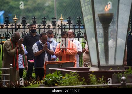 Mumbai, India. 19 agosto 2021. MUMBAI, INDIA - 19 AGOSTO: Il Ministro dell'Unione delle MSME Narayan Rane rende omaggio al fondatore di Shiv Sena, il tardo Balasaheb Thackeray, nel suo memoriale a Shivaji Park, davanti al suo due giorni Jan Ashirwad Yatra dalla città, a Dadar, il 19 agosto 2021 a Mumbai, India. (Foto di Pratik Chorge/Hindustan Times/Sipa USA) Credit: Sipa USA/Alamy Live News Foto Stock