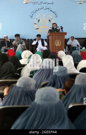 Nadia Bowari, rappresentante locale del Dipartimento Affari della Donna e dell'Organizzazione non governativa, parla ad un gruppo di donne in un incontro della Giornata Internazionale della Donna presso la sede provinciale di Khost nella città di Khost, provincia di Khost, Afghanistan, 9 marzo 2013. L'incontro è stato uno dei più grandi raduni di donne mai avvengano nella provincia di Khost. Hanno discusso la forza e la responsabilità di una donna nella sua famiglia così come l'istruzione superiore per tutte le donne e ragazze. (STATI UNITI Foto dell'esercito di Sgt. Kimberly Trumbull / rilasciato) Foto Stock