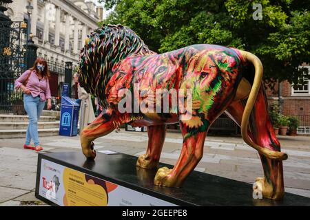 Londra, Regno Unito. 19 agosto 2021. Il Tusk Lion Trail 2021. Scultura di Leone di Hannah Shergold nel cortile di St James. Credito: Waldemar Sikora Foto Stock