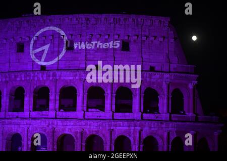 Questa sera il Colosseo, uno dei più importanti siti archeologici del mondo, illuminato in viola, il colore internazionale della disabilità, per celebrare il lancio di WeThe15, La campagna promossa dal Comitato paralimpico Internazionale (IPC) e dall'Alleanza Internazionale per la disabilità (IDA) per richiamare l'attenzione sui diritti delle persone con disabilità, circa 1.2 miliardi di cittadini; L'iniziativa WeThe15, lanciata 5 giorni prima della cerimonia di apertura dei Giochi Paralimpici di Tokyo 2020, mira a porre fine alla discriminazione nei confronti delle persone con disabilità e ad agire come un'iniziativa del 15% della popolazione mondiale Foto Stock