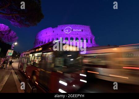 Questa sera il Colosseo, uno dei più importanti siti archeologici del mondo, illuminato in viola, il colore internazionale della disabilità, per celebrare il lancio di WeThe15, La campagna promossa dal Comitato paralimpico Internazionale (IPC) e dall'Alleanza Internazionale per la disabilità (IDA) per richiamare l'attenzione sui diritti delle persone con disabilità, circa 1.2 miliardi di cittadini; L'iniziativa WeThe15, lanciata 5 giorni prima della cerimonia di apertura dei Giochi Paralimpici di Tokyo 2020, mira a porre fine alla discriminazione nei confronti delle persone con disabilità e ad agire come un'iniziativa del 15% della popolazione mondiale Foto Stock