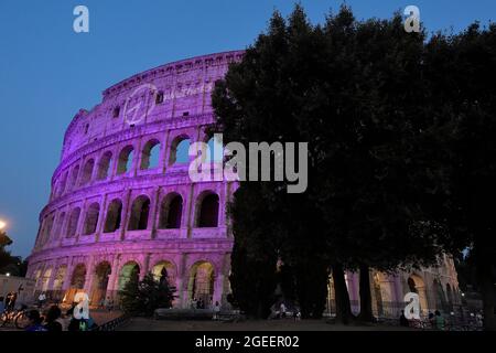 Questa sera il Colosseo, uno dei più importanti siti archeologici del mondo, illuminato in viola, il colore internazionale della disabilità, per celebrare il lancio di WeThe15, La campagna promossa dal Comitato paralimpico Internazionale (IPC) e dall'Alleanza Internazionale per la disabilità (IDA) per richiamare l'attenzione sui diritti delle persone con disabilità, circa 1.2 miliardi di cittadini; L'iniziativa WeThe15, lanciata 5 giorni prima della cerimonia di apertura dei Giochi Paralimpici di Tokyo 2020, mira a porre fine alla discriminazione nei confronti delle persone con disabilità e ad agire come un'iniziativa del 15% della popolazione mondiale Foto Stock