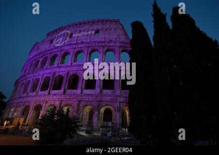 Questa sera il Colosseo, uno dei più importanti siti archeologici del mondo, illuminato in viola, il colore internazionale della disabilità, per celebrare il lancio di WeThe15, La campagna promossa dal Comitato paralimpico Internazionale (IPC) e dall'Alleanza Internazionale per la disabilità (IDA) per richiamare l'attenzione sui diritti delle persone con disabilità, circa 1.2 miliardi di cittadini; L'iniziativa WeThe15, lanciata 5 giorni prima della cerimonia di apertura dei Giochi Paralimpici di Tokyo 2020, mira a porre fine alla discriminazione nei confronti delle persone con disabilità e ad agire come un'iniziativa del 15% della popolazione mondiale Foto Stock