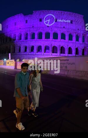 Questa sera il Colosseo, uno dei più importanti siti archeologici del mondo, illuminato in viola, il colore internazionale della disabilità, per celebrare il lancio di WeThe15, La campagna promossa dal Comitato paralimpico Internazionale (IPC) e dall'Alleanza Internazionale per la disabilità (IDA) per richiamare l'attenzione sui diritti delle persone con disabilità, circa 1.2 miliardi di cittadini; L'iniziativa WeThe15, lanciata 5 giorni prima della cerimonia di apertura dei Giochi Paralimpici di Tokyo 2020, mira a porre fine alla discriminazione nei confronti delle persone con disabilità e ad agire come un'iniziativa del 15% della popolazione mondiale Foto Stock