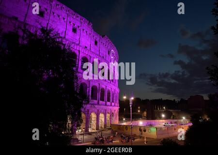 Questa sera il Colosseo, uno dei più importanti siti archeologici del mondo, illuminato in viola, il colore internazionale della disabilità, per celebrare il lancio di WeThe15, La campagna promossa dal Comitato paralimpico Internazionale (IPC) e dall'Alleanza Internazionale per la disabilità (IDA) per richiamare l'attenzione sui diritti delle persone con disabilità, circa 1.2 miliardi di cittadini; L'iniziativa WeThe15, lanciata 5 giorni prima della cerimonia di apertura dei Giochi Paralimpici di Tokyo 2020, mira a porre fine alla discriminazione nei confronti delle persone con disabilità e ad agire come un'iniziativa del 15% della popolazione mondiale Foto Stock