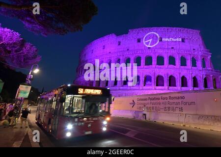 Questa sera il Colosseo, uno dei più importanti siti archeologici del mondo, illuminato in viola, il colore internazionale della disabilità, per celebrare il lancio di WeThe15, La campagna promossa dal Comitato paralimpico Internazionale (IPC) e dall'Alleanza Internazionale per la disabilità (IDA) per richiamare l'attenzione sui diritti delle persone con disabilità, circa 1.2 miliardi di cittadini; L'iniziativa WeThe15, lanciata 5 giorni prima della cerimonia di apertura dei Giochi Paralimpici di Tokyo 2020, mira a porre fine alla discriminazione nei confronti delle persone con disabilità e ad agire come un'iniziativa del 15% della popolazione mondiale Foto Stock