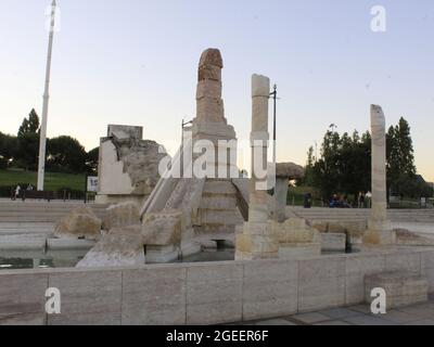 Lisboa, Portogallo. 19 agosto 2021. (INT) 25 aprile Monumento a Lisbona. 19 agosto 2021, Lisbona, Portogallo: Vista del 25 aprile monumento, a Lisbona, il Giovedi (19). Questo monumento commemorativo del 25° anniversario della rivoluzione di aprile si trova nel parco Eduardo VII, vicino a Marques de Pombal, nella capitale portoghese. (Credit Image: © Edson De Souza/TheNEWS2 via ZUMA Press Wire) Foto Stock