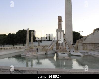 Lisboa, Portogallo. 19 agosto 2021. (INT) 25 aprile Monumento a Lisbona. 19 agosto 2021, Lisbona, Portogallo: Vista del 25 aprile monumento, a Lisbona, il Giovedi (19). Questo monumento commemorativo del 25° anniversario della rivoluzione di aprile si trova nel parco Eduardo VII, vicino a Marques de Pombal, nella capitale portoghese. (Credit Image: © Edson De Souza/TheNEWS2 via ZUMA Press Wire) Foto Stock