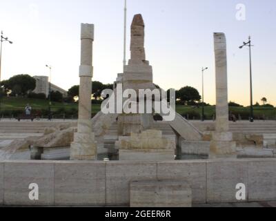 Lisboa, Portogallo. 19 agosto 2021. (INT) 25 aprile Monumento a Lisbona. 19 agosto 2021, Lisbona, Portogallo: Vista del 25 aprile monumento, a Lisbona, il Giovedi (19). Questo monumento commemorativo del 25° anniversario della rivoluzione di aprile si trova nel parco Eduardo VII, vicino a Marques de Pombal, nella capitale portoghese. (Credit Image: © Edson De Souza/TheNEWS2 via ZUMA Press Wire) Foto Stock