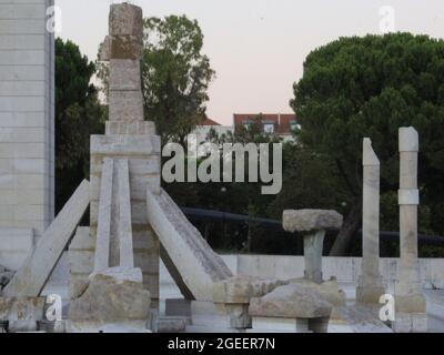 Lisboa, Portogallo. 19 agosto 2021. (INT) 25 aprile Monumento a Lisbona. 19 agosto 2021, Lisbona, Portogallo: Vista del 25 aprile monumento, a Lisbona, il Giovedi (19). Questo monumento commemorativo del 25° anniversario della rivoluzione di aprile si trova nel parco Eduardo VII, vicino a Marques de Pombal, nella capitale portoghese. (Credit Image: © Edson De Souza/TheNEWS2 via ZUMA Press Wire) Foto Stock