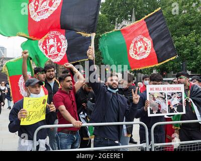 Un gruppo di interpreti afghani ed ex interpreti afghani che protestano al di fuori del Parlamento britannico di Westminster a Londra il 18 agosto 2021 Foto Stock