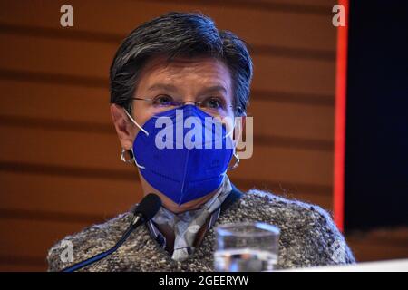 Bogota, Colombia. 19 ago 2021. Clauida Lopez, sindaco di Bogotà, parla in diretta con la stampa durante un evento sono stati il sindaco di Bogotà Claudia Lopez, ministro della Salute e della protezione sociale della Colombia Fernando Ruiz, ambasciatore della Corea del Sud in Colombia Jong Youn Choo, Direttore dell'ufficio di cooperazione tra Corea e Colombia Seungchul Lee e Gina Tambini rappresentante dell'OPS in Colombia firmano la donazione del governo di Corea a Bogotà per sviluppare un'unità di risposta COVID-19 tra entrambi i paesi a Bogotà, Colombia, il 19 agosto 2021. Credit: Long Visual Press/Alamy Live News Foto Stock