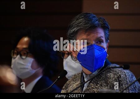 Bogota, Colombia. 19 ago 2021. Clauida Lopez, sindaco di Bogotà, parla in diretta con la stampa durante un evento sono stati il sindaco di Bogotà Claudia Lopez, ministro della Salute e della protezione sociale della Colombia Fernando Ruiz, ambasciatore della Corea del Sud in Colombia Jong Youn Choo, Direttore dell'ufficio di cooperazione tra Corea e Colombia Seungchul Lee e Gina Tambini rappresentante dell'OPS in Colombia firmano la donazione del governo di Corea a Bogotà per sviluppare un'unità di risposta COVID-19 tra entrambi i paesi a Bogotà, Colombia, il 19 agosto 2021. Credit: Long Visual Press/Alamy Live News Foto Stock