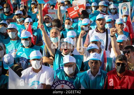 Ankara, Turchia. 19 agosto 2021. I manifestanti gridano slogan mentre si manifestano, durante il rally.la MEMUR-SEN (Confederazione dei sindacati dei servizi pubblici) ha tenuto un rally in piazza Ankara Anadolu dopo la proposta del governo di sollevare i funzionari pubblici durante il sesto accordo di contrattazione collettiva di durata che non soddisfaceva le aspettative. Credit: SOPA Images Limited/Alamy Live News Foto Stock