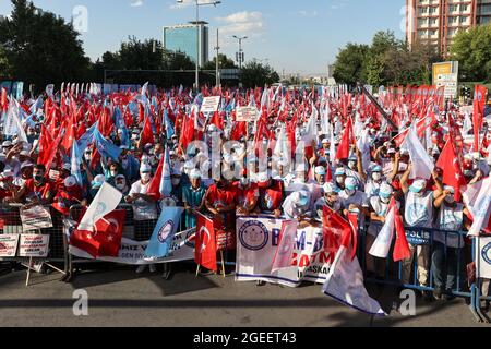 Ankara, Turchia. 19 agosto 2021. Folla di manifestanti che detengono bandiere, bandiere e cartelli durante il rally.la MEMUR-SEN (Confederazione dei sindacati dei servizi pubblici) ha tenuto un rally in Piazza Ankara Anadolu dopo la proposta del governo di un aumento ai funzionari pubblici durante il 6 ° accordo di contrattazione collettiva di durata che non soddisfaceva le aspettative. Credit: SOPA Images Limited/Alamy Live News Foto Stock