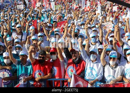 Ankara, Turchia. 19 agosto 2021. I manifestanti gridano slogan mentre si manifestano, durante il rally.la MEMUR-SEN (Confederazione dei sindacati dei servizi pubblici) ha tenuto un rally in piazza Ankara Anadolu dopo la proposta del governo di sollevare i funzionari pubblici durante il sesto accordo di contrattazione collettiva di durata che non soddisfaceva le aspettative. Credit: SOPA Images Limited/Alamy Live News Foto Stock