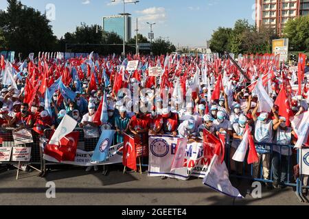 Ankara, Turchia. 19 agosto 2021. Folla di manifestanti che detengono bandiere, bandiere e cartelli durante il rally.la MEMUR-SEN (Confederazione dei sindacati dei servizi pubblici) ha tenuto un rally in Piazza Ankara Anadolu dopo la proposta del governo di un aumento ai funzionari pubblici durante il 6 ° accordo di contrattazione collettiva di durata che non soddisfaceva le aspettative. (Foto di Tunahan Turhan/SOPA Images/Sipa USA) Credit: Sipa USA/Alamy Live News Foto Stock