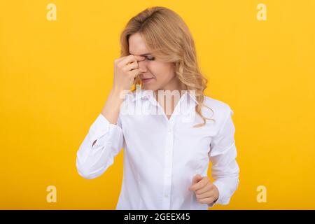 Broker donna legato soffrono di affaticamento e mal di testa sfondo giallo, stress Foto Stock