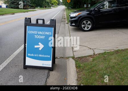 Columbus, Stati Uniti. 19 agosto 2021. Segno che dirige chiunque voglia ricevere il vaccino a 3840 Kimberly Parkway. La clinica mobile di vaccino di OhioHealth Wellness on Wheels visita comunità con tassi di vaccinazione inferiori e un alto indice di vulnerabilità sociale per offrire alle persone gratuitamente Pfizer coronavirus (COVID-19) vaccini. Credit: SOPA Images Limited/Alamy Live News Foto Stock