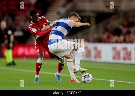 MIDDLESBROUGH, REGNO UNITO. 18 AGOSTO il Queens Park Rangers' Rob Dickie in azione con l'Isaiah Jones di Middlesbrough durante la partita del campionato Sky Bet tra Middlesbrough e Queens Park Rangers al Riverside Stadium di Middlesbrough mercoledì 18 agosto 2021. (Credit: Mark Fletcher | MI News) Foto Stock