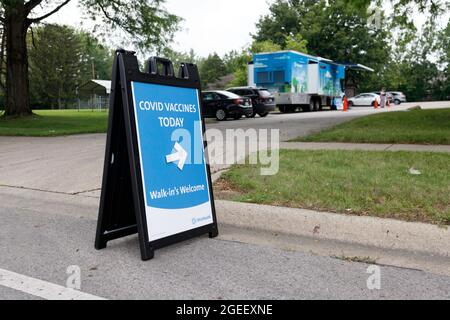 Columbus, Stati Uniti. 19 agosto 2021. Segno che dirige chiunque voglia ricevere il vaccino con la clinica parcheggiata in background a 3840 Kimberly Parkway. La clinica mobile di vaccino di OhioHealth Wellness on Wheels visita comunità con tassi di vaccinazione inferiori e un alto indice di vulnerabilità sociale per offrire alle persone gratuitamente Pfizer coronavirus (COVID-19) vaccini. (Foto di Stephen Zenner/SOPA Images/Sipa USA) Credit: Sipa USA/Alamy Live News Foto Stock