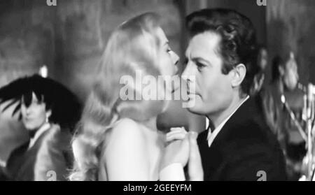 "La dolce vita", di Federico Fellini. Con Marcello Mastroianni e Anita Ekberg Foto Stock