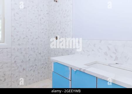 Ristrutturazione della stanza da bagno principale con nuovo bagno in costruzione interno drywall pronto per piastrelle in nuova casa Foto Stock