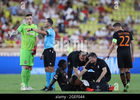 Monaco, Monaco, 17 agosto 2021. Lassina Traore del FC Shakhtar Donetsk riceve il trattamento per un infortunio come l'arbitro olandese Danny Makkelie discute con Anatoly Trubin del FC Shakhtar Donetsk durante la partita UEFA Champions League allo Stade Louis II, Monaco. L'immagine di credito dovrebbe essere: Jonathan Moscop / Sportimage Foto Stock