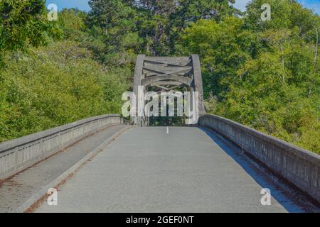 Lo storico Blue Lake Bridge attraversa il fiume Mad in Blue Lake, Humboldt County, California Foto Stock